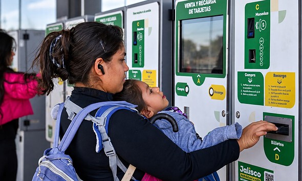 Mujer acompaña a una persona dependiente durante un traslado a pie en la Zona Metropolitana de Guadalajara.