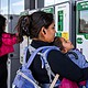 Mujer acompaña a una persona dependiente durante un traslado a pie en la Zona Metropolitana de Guadalajara.