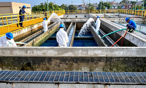 Trabajos de limpieza y desazolve en la presa Las Pintas para recuperar el suministro de agua en Guadalajara.