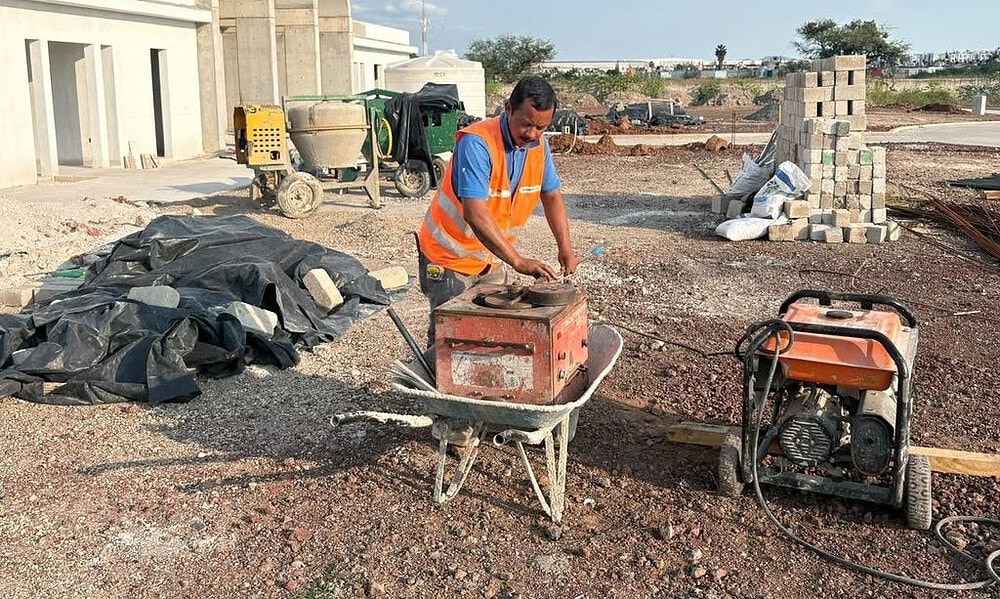 Trabajos de rehabilitación y mantenimiento en panteones municipales de Tlajomulco previo al Día de Muertos 2026.