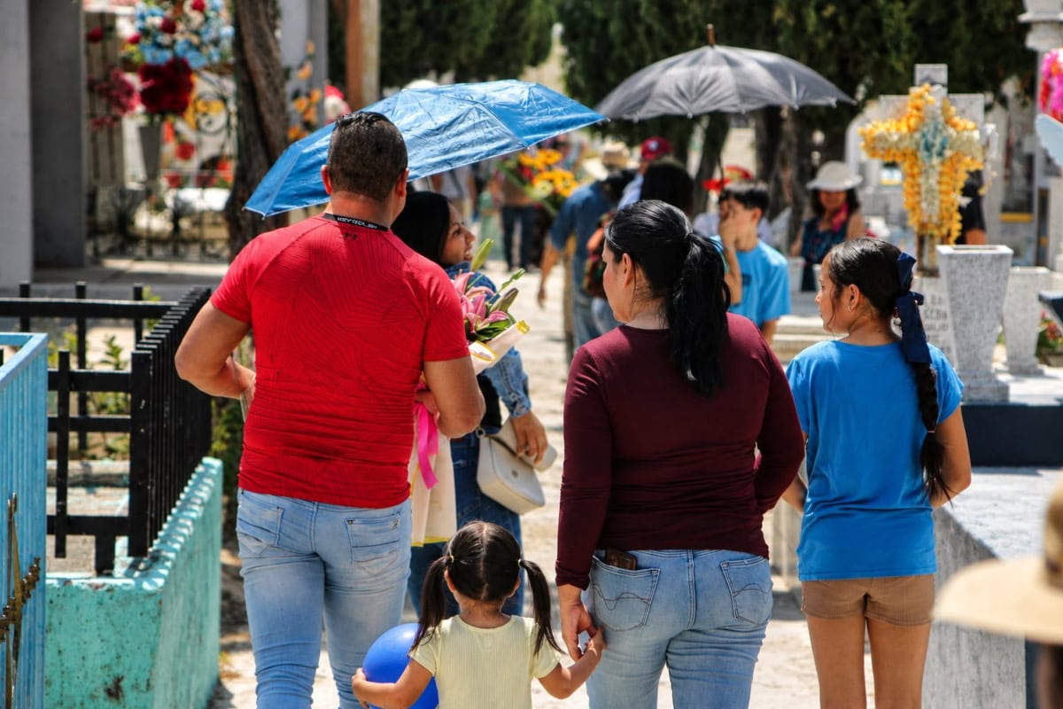 Panteón de Tlajomulco acondicionado para recibir visitantes durante el Día de Muertos 2026.