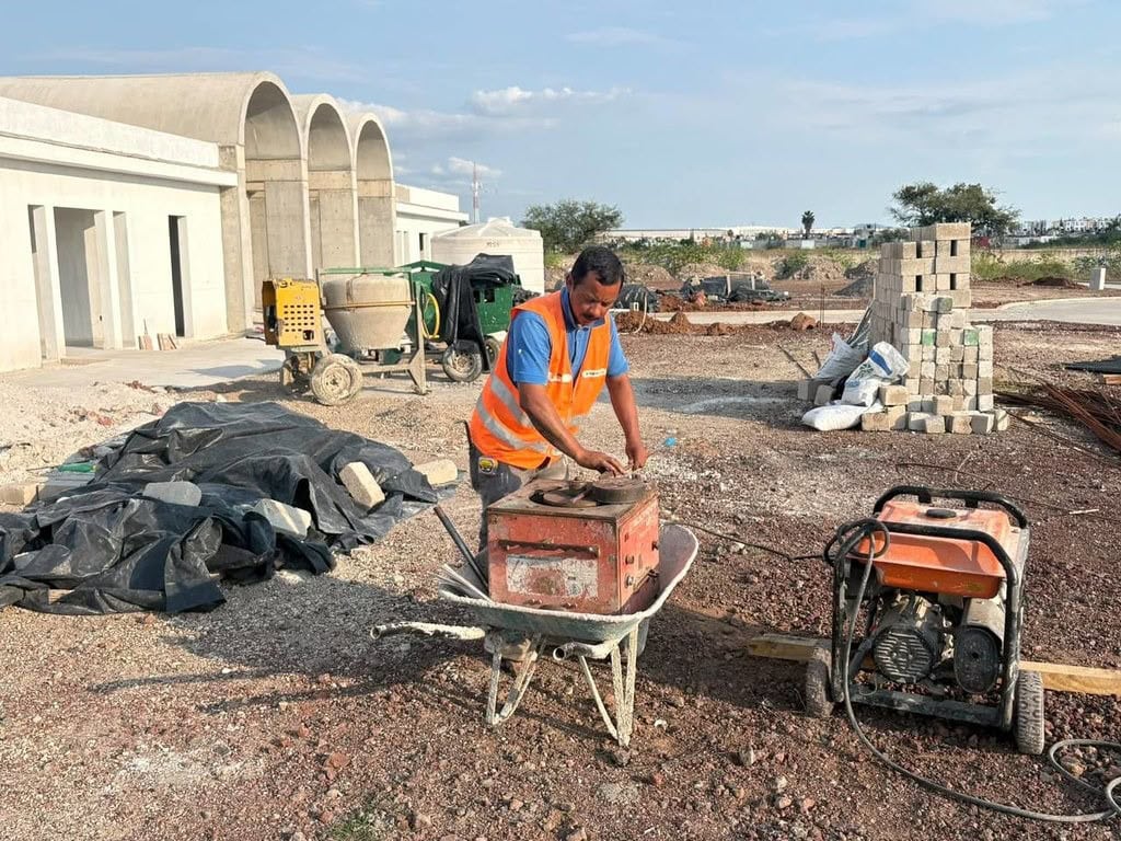 Trabajos de rehabilitación y mantenimiento en panteones municipales de Tlajomulco previo al Día de Muertos 2026.