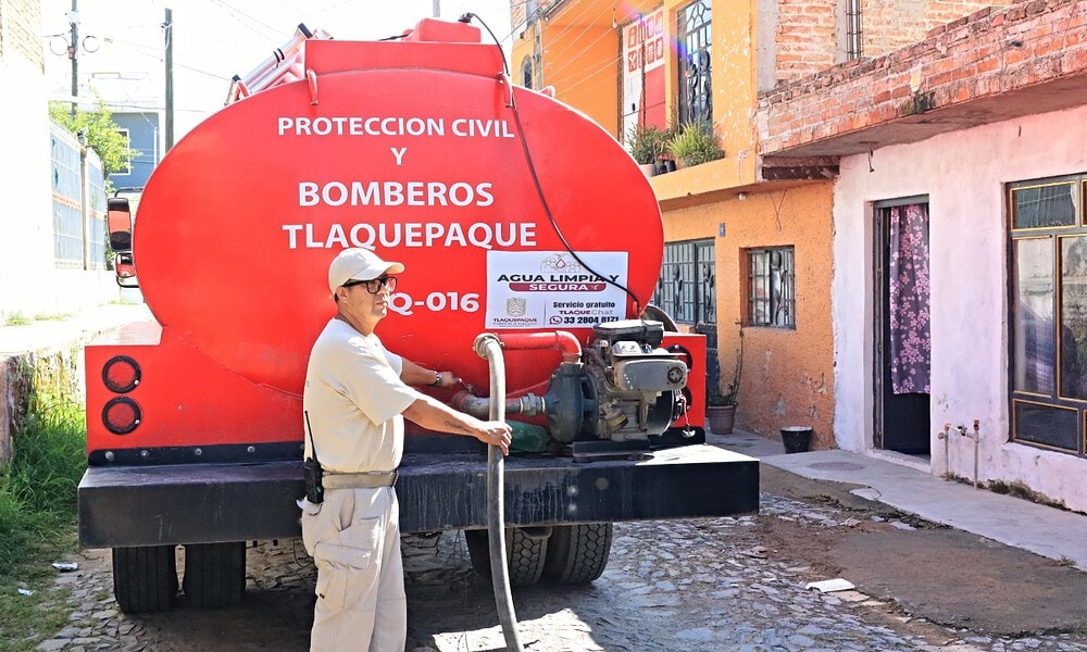 Pipas municipales abastecen gratuitamente de agua potable a familias afectadas por los tandeos del Siapa en Tlaquepaque.