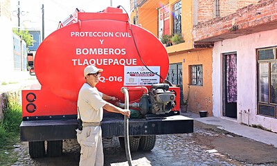 Pipas municipales abastecen gratuitamente de agua potable a familias afectadas por los tandeos del Siapa en Tlaquepaque.