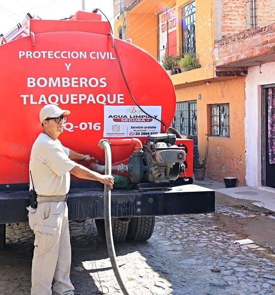 Pipas municipales abastecen gratuitamente de agua potable a familias afectadas por los tandeos del Siapa en Tlaquepaque.