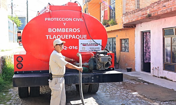 Pipas municipales abastecen gratuitamente de agua potable a familias afectadas por los tandeos del Siapa en Tlaquepaque.