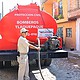 Pipas municipales abastecen gratuitamente de agua potable a familias afectadas por los tandeos del Siapa en Tlaquepaque.