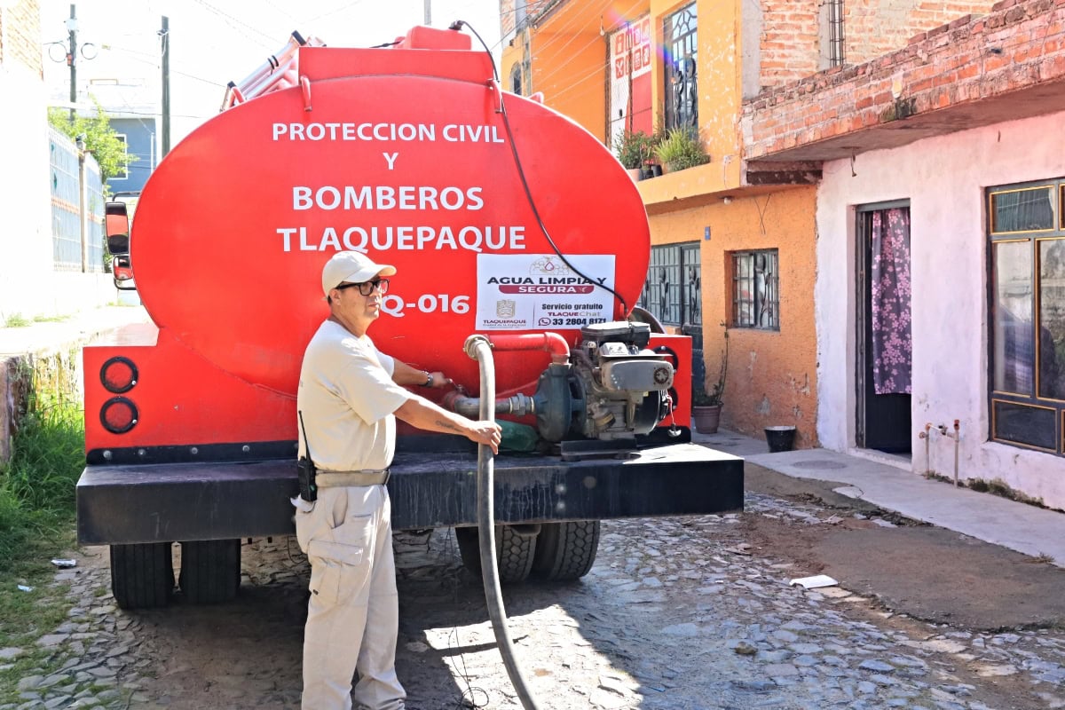 Pipas municipales abastecen gratuitamente de agua potable a familias afectadas por los tandeos del Siapa en Tlaquepaque.