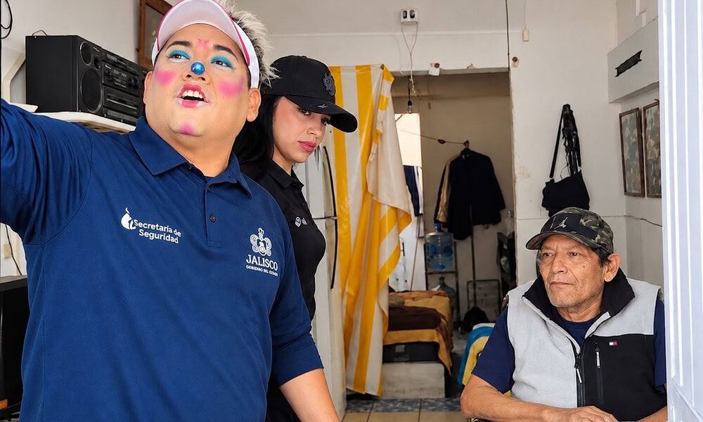Personal de la Secretaría de Seguridad de Jalisco distribuye agua mediante una pipa y tambos de 200 litros a familias afectadas por el desabasto en Guadalajara.