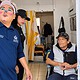 Personal de la Secretaría de Seguridad de Jalisco distribuye agua mediante una pipa y tambos de 200 litros a familias afectadas por el desabasto en Guadalajara.