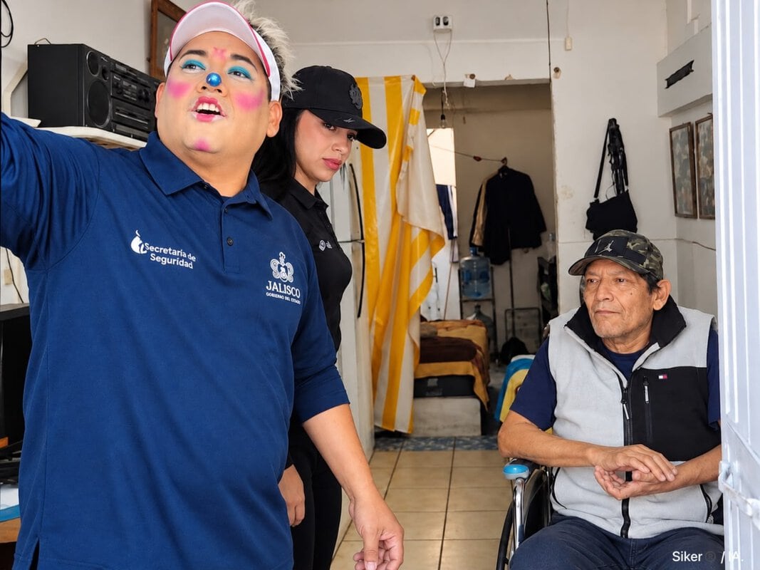 Personal de la Secretaría de Seguridad de Jalisco distribuye agua mediante una pipa y tambos de 200 litros a familias afectadas por el desabasto en Guadalajara.
