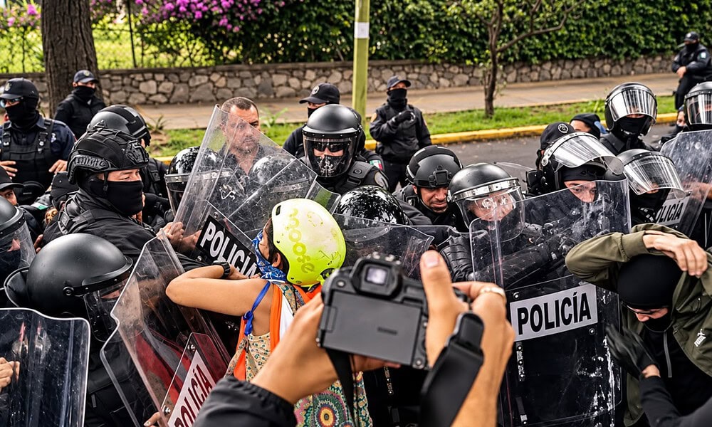 Policías antimotines utilizan gas lacrimógeno y agua a presión durante la protesta por agua limpia frente a Casa Jalisco en Guadalajara.