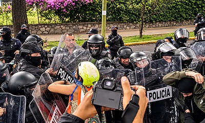 Policías antimotines utilizan gas lacrimógeno y agua a presión durante la protesta por agua limpia frente a Casa Jalisco en Guadalajara.
