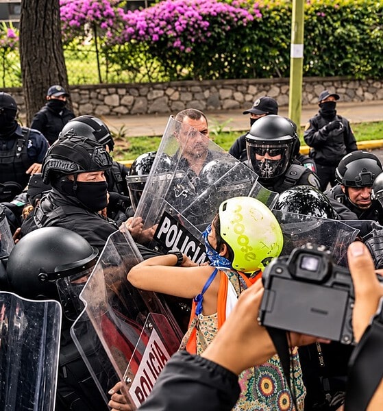 Policías antimotines utilizan gas lacrimógeno y agua a presión durante la protesta por agua limpia frente a Casa Jalisco en Guadalajara.