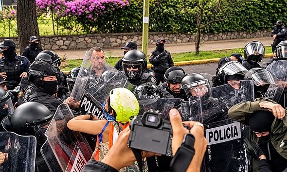 Policías antimotines utilizan gas lacrimógeno y agua a presión durante la protesta por agua limpia frente a Casa Jalisco en Guadalajara.