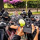 Policías antimotines utilizan gas lacrimógeno y agua a presión durante la protesta por agua limpia frente a Casa Jalisco en Guadalajara.