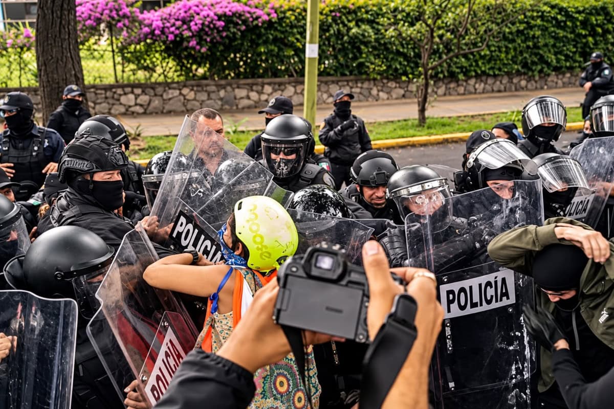 Policías antimotines utilizan gas lacrimógeno y agua a presión durante la protesta por agua limpia frente a Casa Jalisco en Guadalajara.