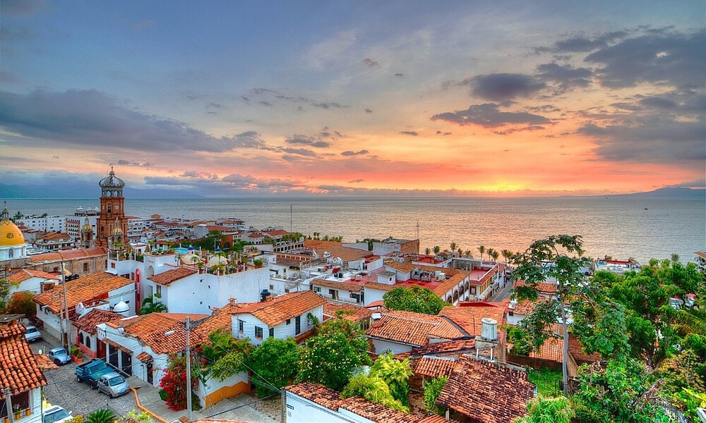 Puerto Vallarta reactiva actividades turísticas después del Huracán Simón
