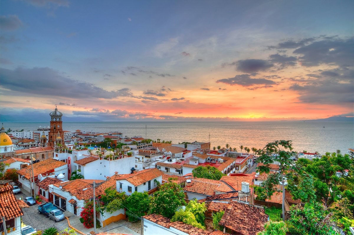 Puerto Vallarta reactiva actividades turísticas después del Huracán Simón