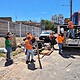 Personal de Guadalajara Limpia retira basura y objetos acumulados durante un operativo de limpieza en la vía pública.