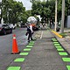 Personal de Movilidad de Guadalajara realiza trabajos de limpieza y mantenimiento en una ciclovía de avenida Agustín Yáñez