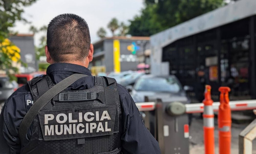 Elementos de la Policía de Guadalajara durante labores de vigilancia y prevención de robos en la Ciudad.