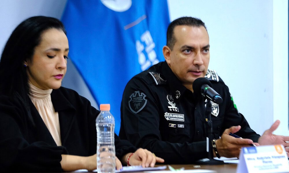 Juan Pablo Hernández, secretario de Seguridad de Jalisco, responde preguntas sobre el uso de gas lacrimógeno durante la marcha por agua limpia del 11 de octubre.