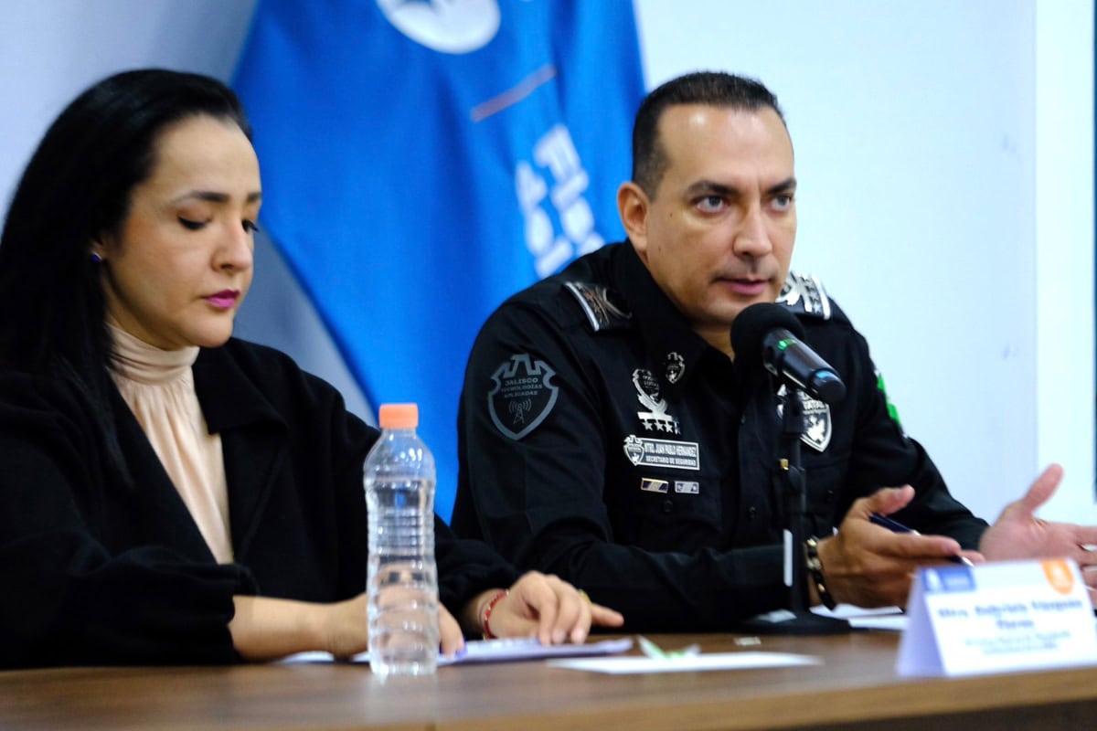 Juan Pablo Hernández, secretario de Seguridad de Jalisco, responde preguntas sobre el uso de gas lacrimógeno durante la marcha por agua limpia del 11 de octubre.
