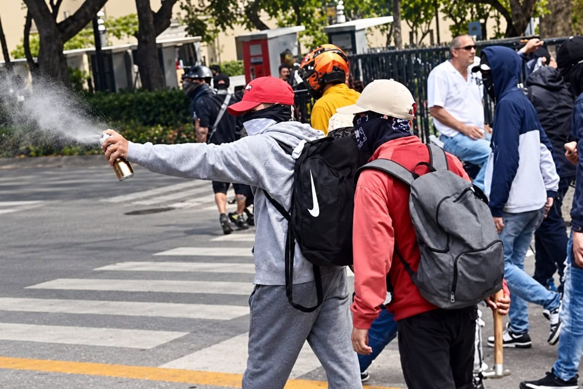 Confrontaciones y destrozos en comercios de avenida Juárez durante la Segunda Marcha por el Agua Limpia en Guadalajara, el 18 de octubre de 2026.