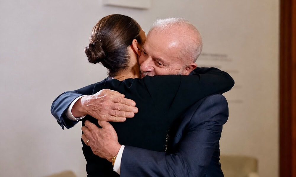 Claudia Sheinbaum abraza a Lula da Silva en fotografía compartida tras su triunfo electoral en Brasil