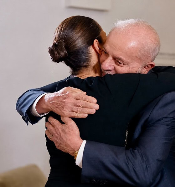 Claudia Sheinbaum abraza a Lula da Silva en fotografía compartida tras su triunfo electoral en Brasil