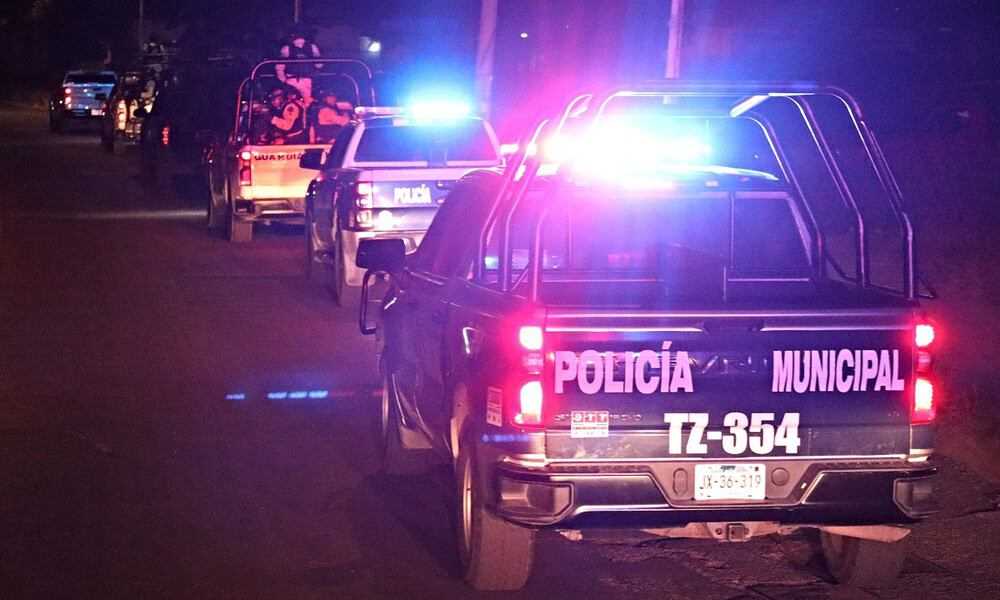 Policías municipales de Tlajomulco participan en un operativo de vigilancia para prevenir actos vandálicos durante Halloween.
