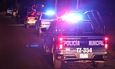 Policías municipales de Tlajomulco participan en un operativo de vigilancia para prevenir actos vandálicos durante Halloween.