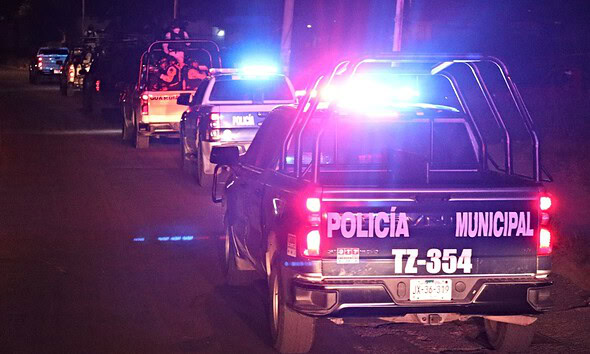 Policías municipales de Tlajomulco participan en un operativo de vigilancia para prevenir actos vandálicos durante Halloween.