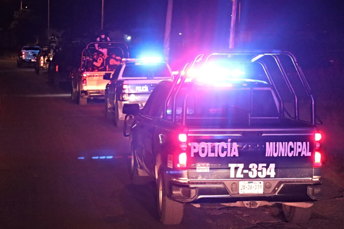 Policías municipales de Tlajomulco participan en un operativo de vigilancia para prevenir actos vandálicos durante Halloween.