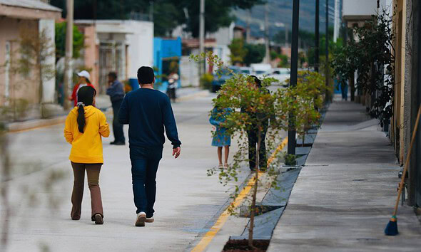 Calle 5 de Mayo rehabilitada con concreto hidráulico y banquetas accesibles en Buenavista, Tlajomulco.