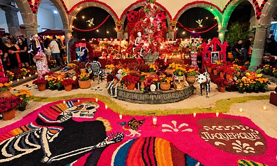 Laura Imelda Pérez Segura inaugura el Altar de Muertos dedicado a Pantaleón Panduro y maestros de la cerámica en la Presidencia Municipal de Tlaquepaque.