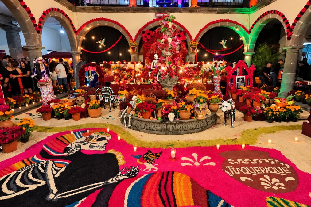 Laura Imelda Pérez Segura inaugura el Altar de Muertos dedicado a Pantaleón Panduro y maestros de la cerámica en la Presidencia Municipal de Tlaquepaque.