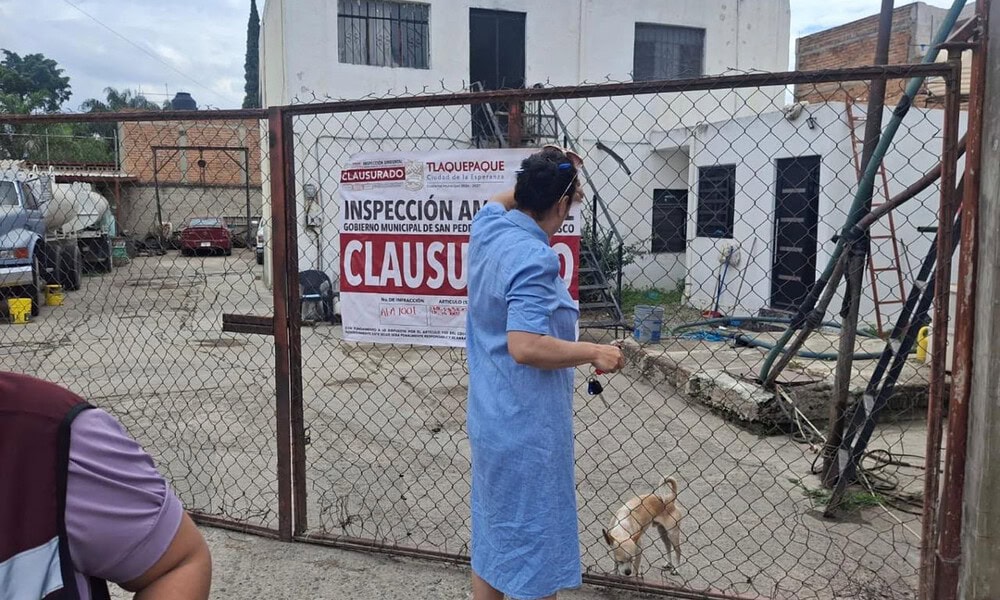 Personal de Inspección Ambiental de Tlaquepaque coloca sellos de clausura en un punto de abastecimiento de agua para pipas.
