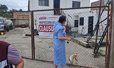 Personal de Inspección Ambiental de Tlaquepaque coloca sellos de clausura en un punto de abastecimiento de agua para pipas.