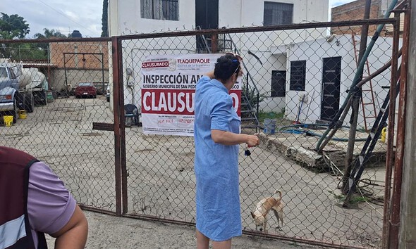 Personal de Inspección Ambiental de Tlaquepaque coloca sellos de clausura en un punto de abastecimiento de agua para pipas.