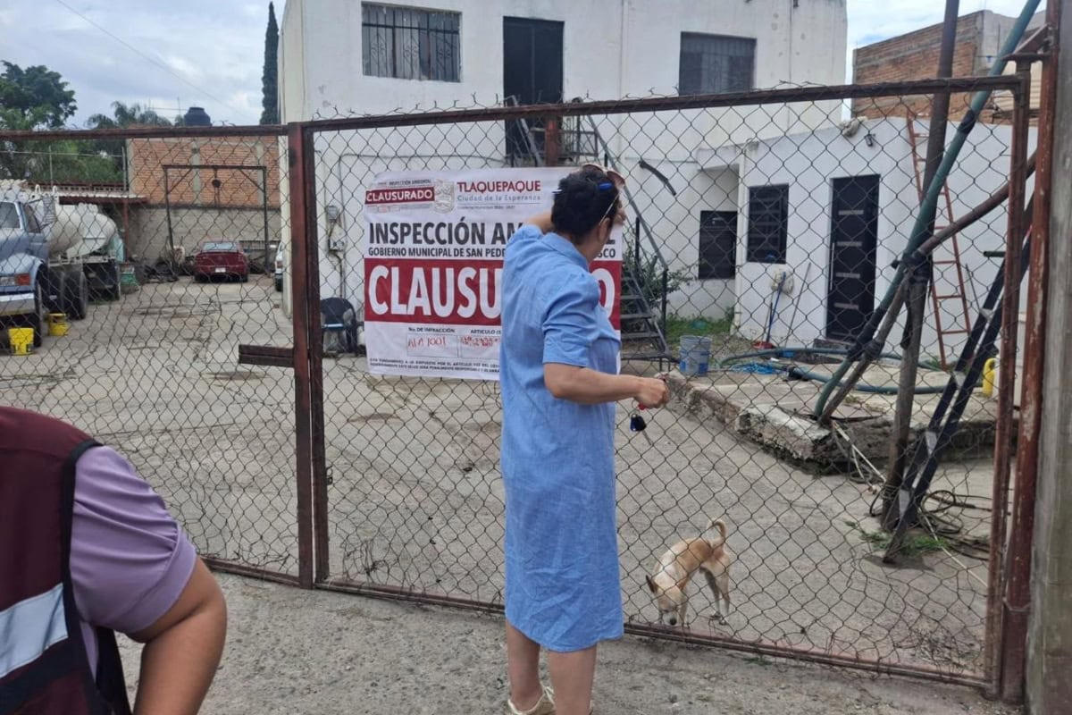 Personal de Inspección Ambiental de Tlaquepaque coloca sellos de clausura en un punto de abastecimiento de agua para pipas.