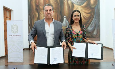 Laura Imelda Pérez Segura e Ismael Jáuregui durante la firma del convenio entre Tlaquepaque y el Siapa.
