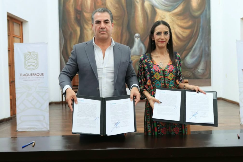 Laura Imelda Pérez Segura e Ismael Jáuregui durante la firma del convenio entre Tlaquepaque y el Siapa.