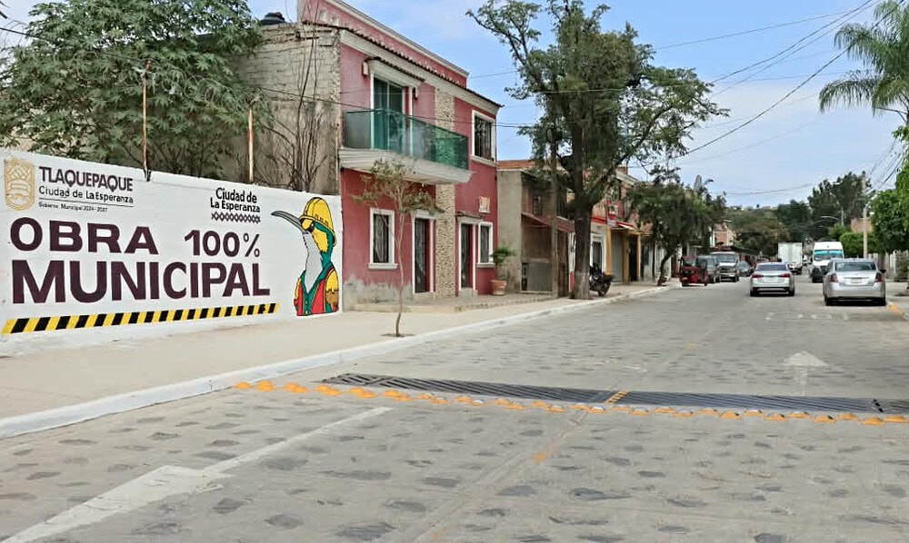 Obras de pavimentación y rehabilitación de infraestructura hidráulica en San Martín de las Flores, Tlaquepaque.