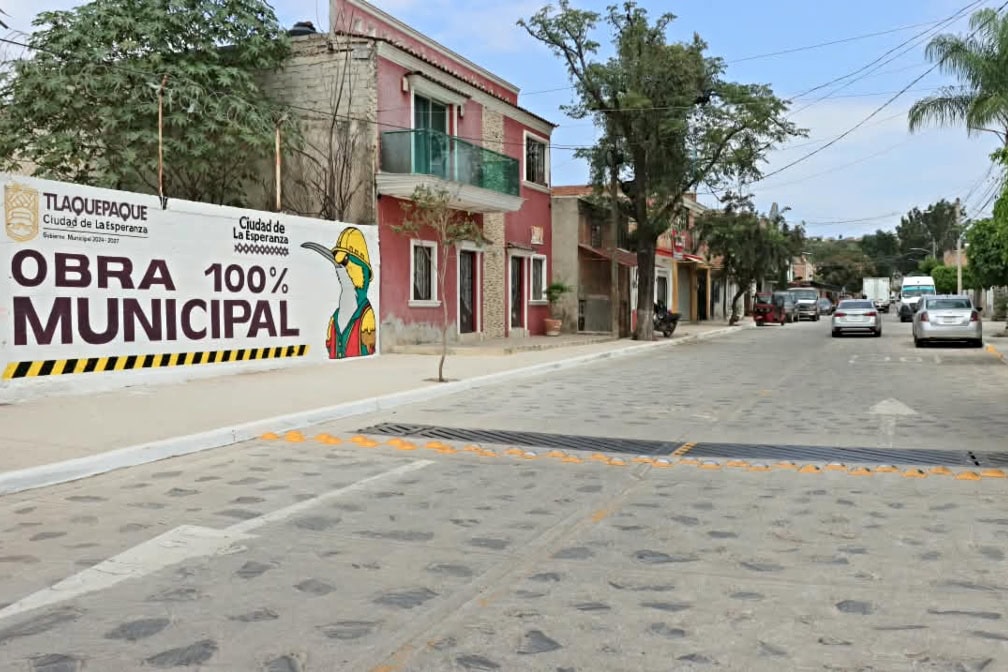 Obras de pavimentación y rehabilitación de infraestructura hidráulica en San Martín de las Flores, Tlaquepaque.