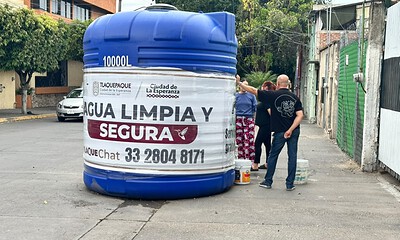 Pipa municipal abastece de agua a familias de San Pedro Tlaquepaque afectadas por los tandeos del Siapa.