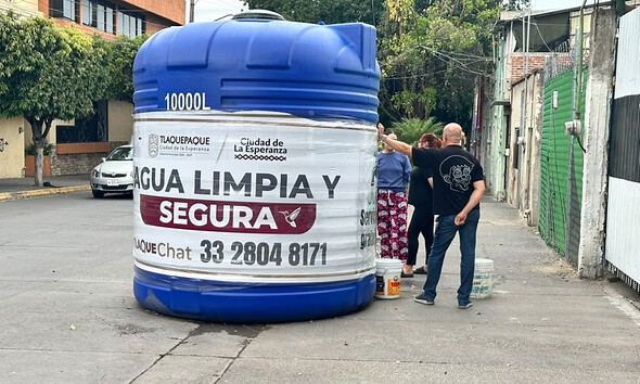 Pipa municipal abastece de agua a familias de San Pedro Tlaquepaque afectadas por los tandeos del Siapa.