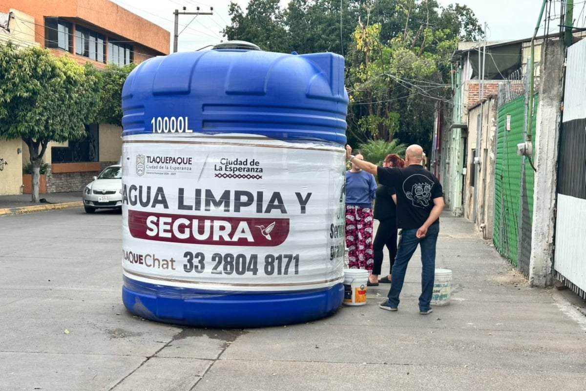Pipa municipal abastece de agua a familias de San Pedro Tlaquepaque afectadas por los tandeos del Siapa.