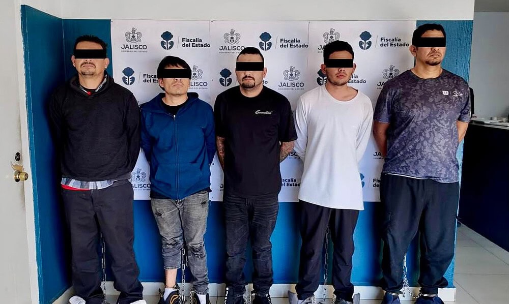 Cinco hombres bajo custodia policial durante un operativo relacionado con los disturbios del 18 de octubre en Guadalajara.